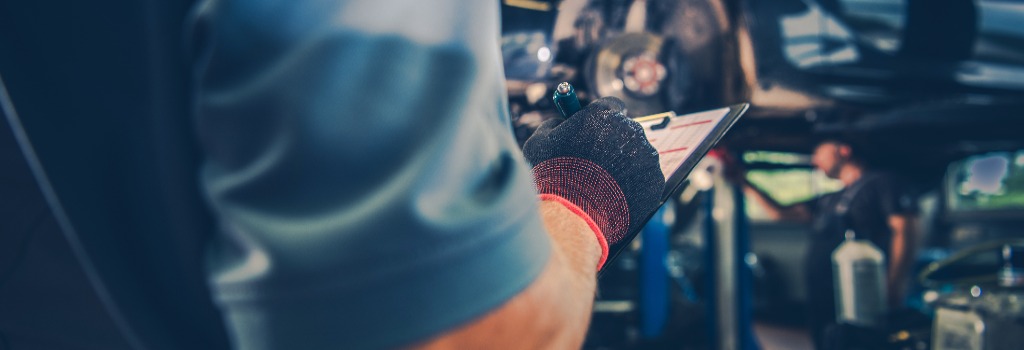 mecanico-revisao-carro-indicacao-venda-produtos-automotivos-brazzo-recepcao-ativa-concessionaria-autocenter