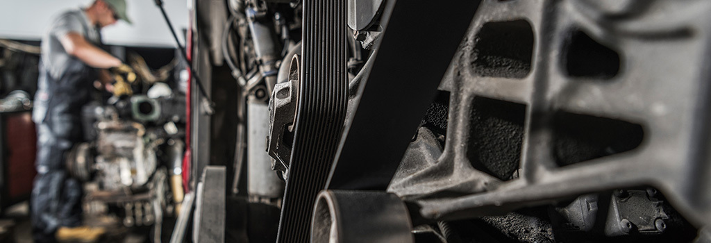 mecanico-aplicando-produto-automotivo-brazzo-performance-motor-diesel-protecao-lubrificacao-aditivo